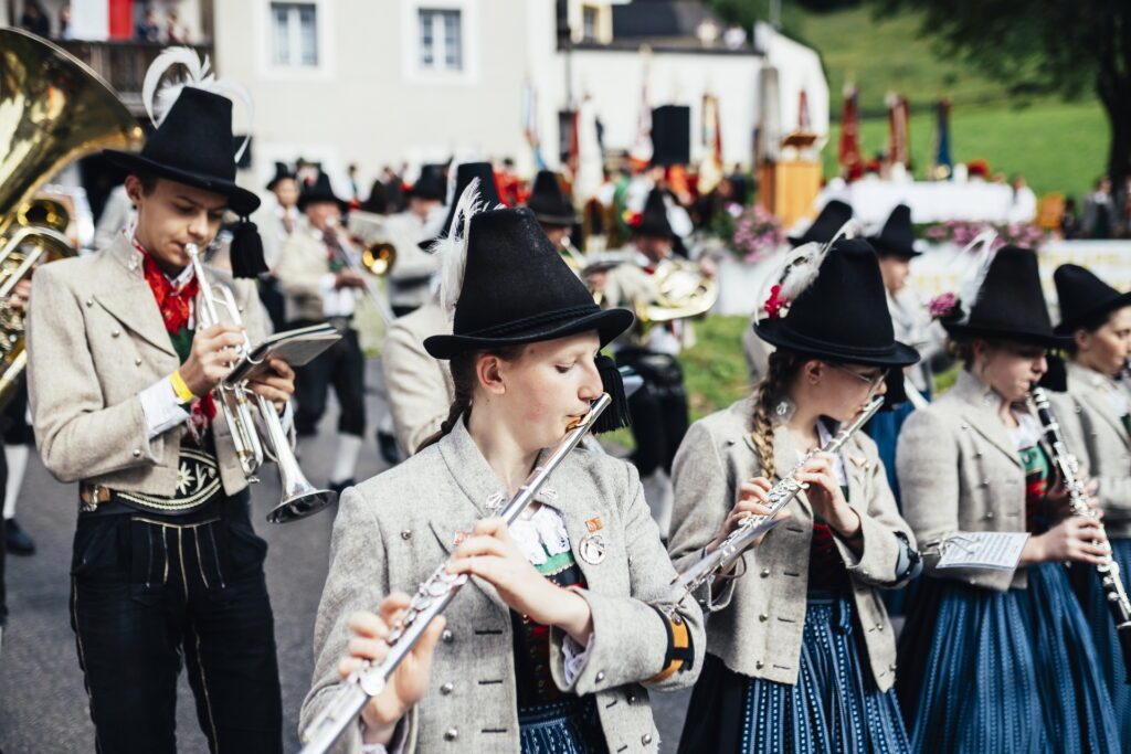 Junge Querflötenspielerinnen der Blasmusikkapelle Obertilliach